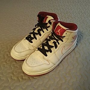 JORDAN 1 MID TOP SNEAKER